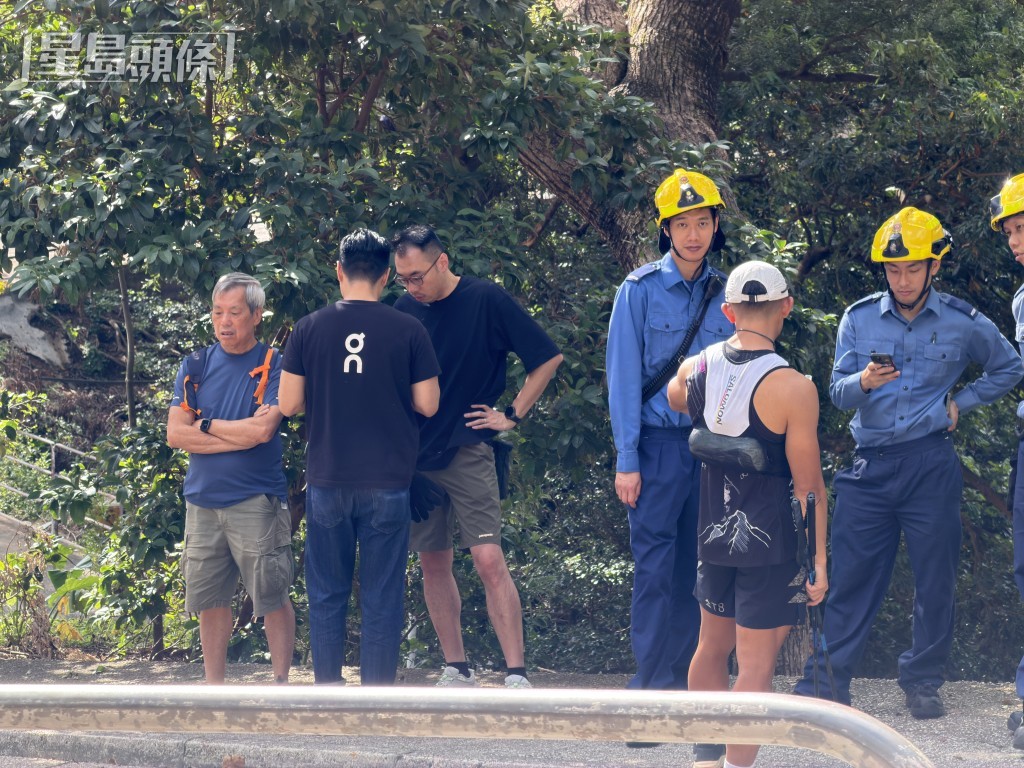 失蹤少年的親友同到城門水塘。
