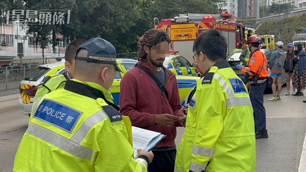 货车的南亚裔男司机协助警方调查。