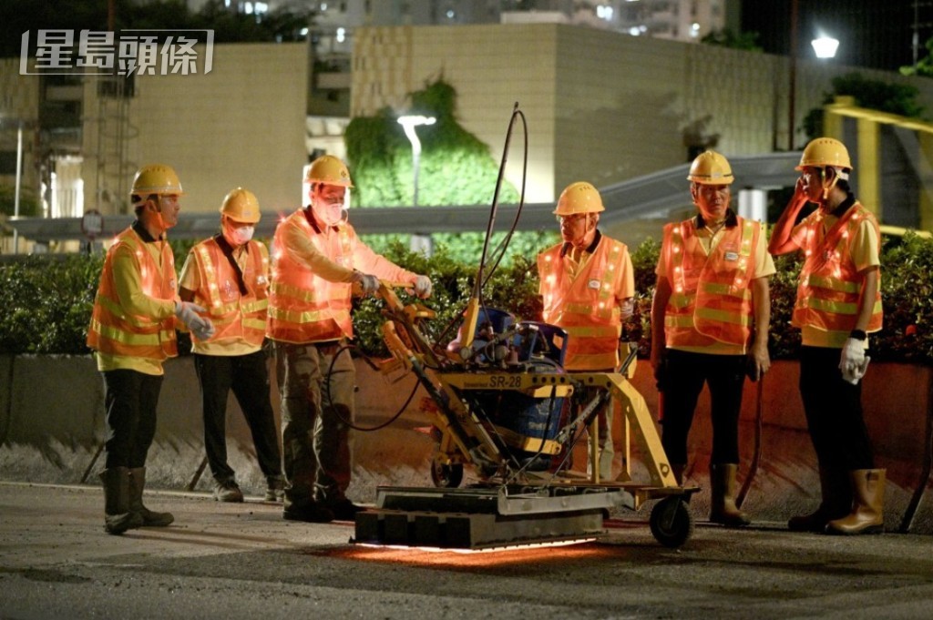 路政署由日前起分階段重鋪鑽石山龍翔道東行路面,今次更使用「高性能超薄磨耗層」的新型瀝青物料。資料圖片 路政署由日前起分階段重鋪鑽石山龍翔道東行路面,今次更使用「高性能超薄磨耗層」的新型瀝青物料。資料圖片