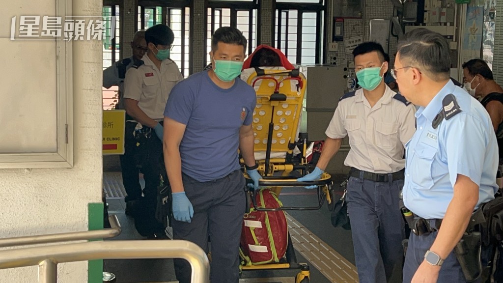 男職員被勸服由救護車送院。 男職員被勸服由救護車送院。