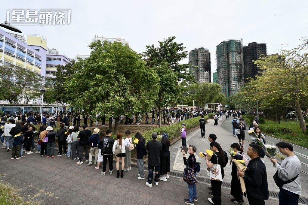 逾千名市民赴大埔獻花,人龍長達1.5公里。劉駿軒攝 逾千名市民赴大埔獻花,人龍長達1.5公里。劉駿軒攝