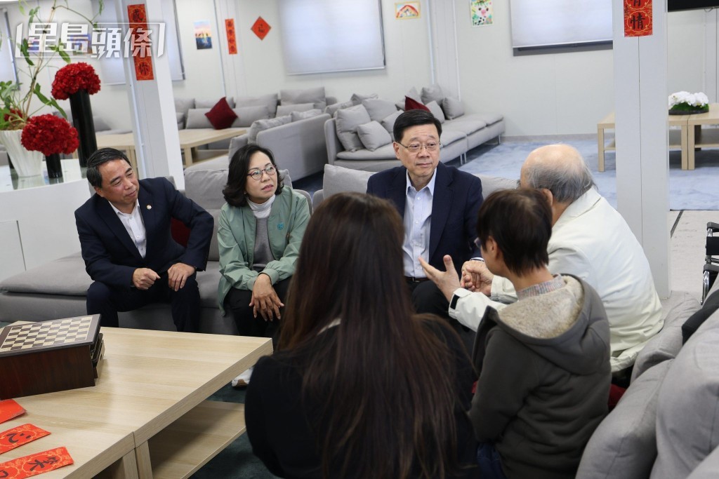 李家超和麥美娟探訪暫住青年驛站旅舍「啟航1331」的大埔宏福苑居民。李家超fb圖片