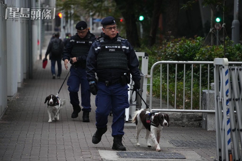 警員帶同警犬在法庭外圍巡邏。蘇正謙攝