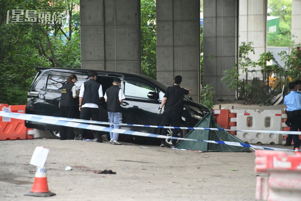 探員在七人車車上蒐證。 探員在七人車車上蒐證。