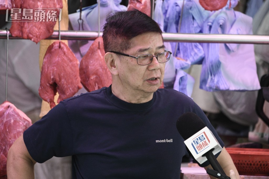 豬肉檔檔主徐先生認為措施不會影響做生意。陳浩元攝 豬肉檔檔主徐先生認為措施不會影響做生意。陳浩元攝