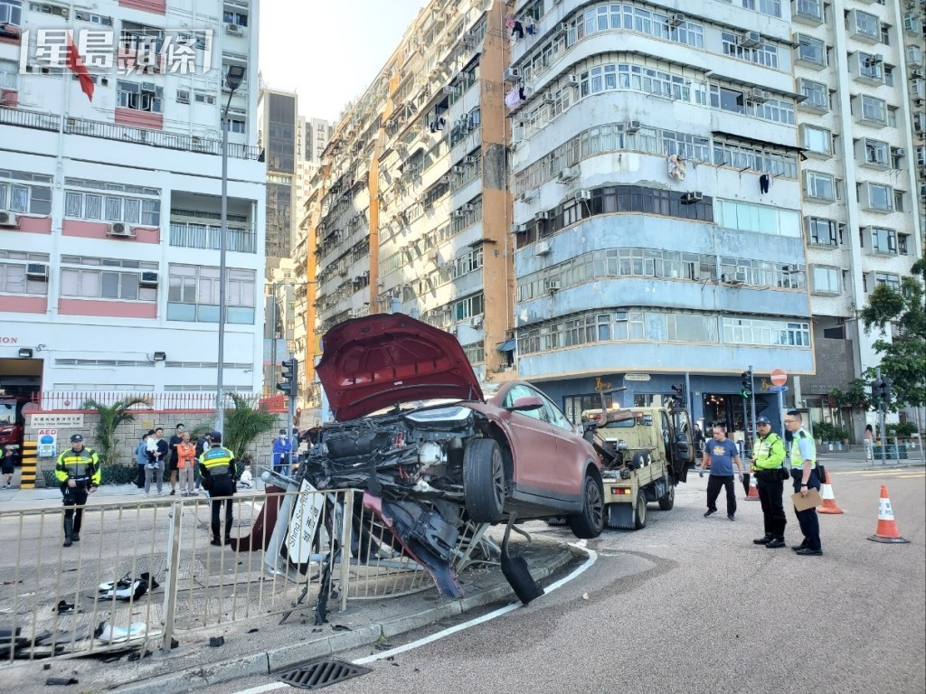 私家车车头严重损毁。