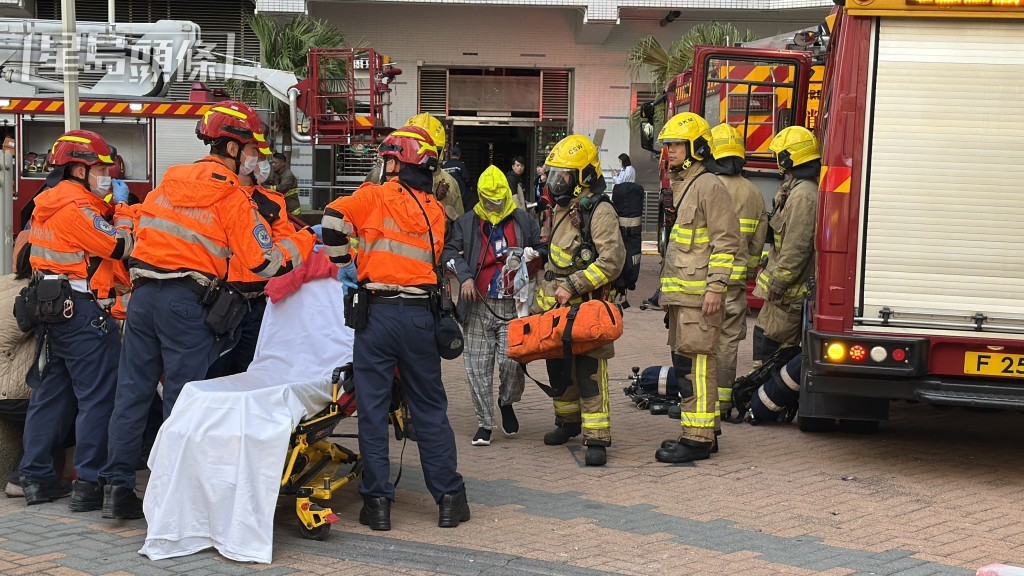 消防員協助居民疏散。