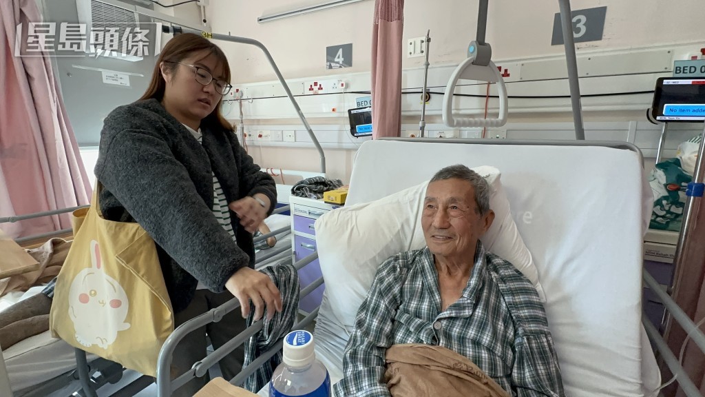 孫女探望吳伯,吳伯面露笑容。梁國峰攝 孫女探望吳伯,吳伯面露笑容。梁國峰攝