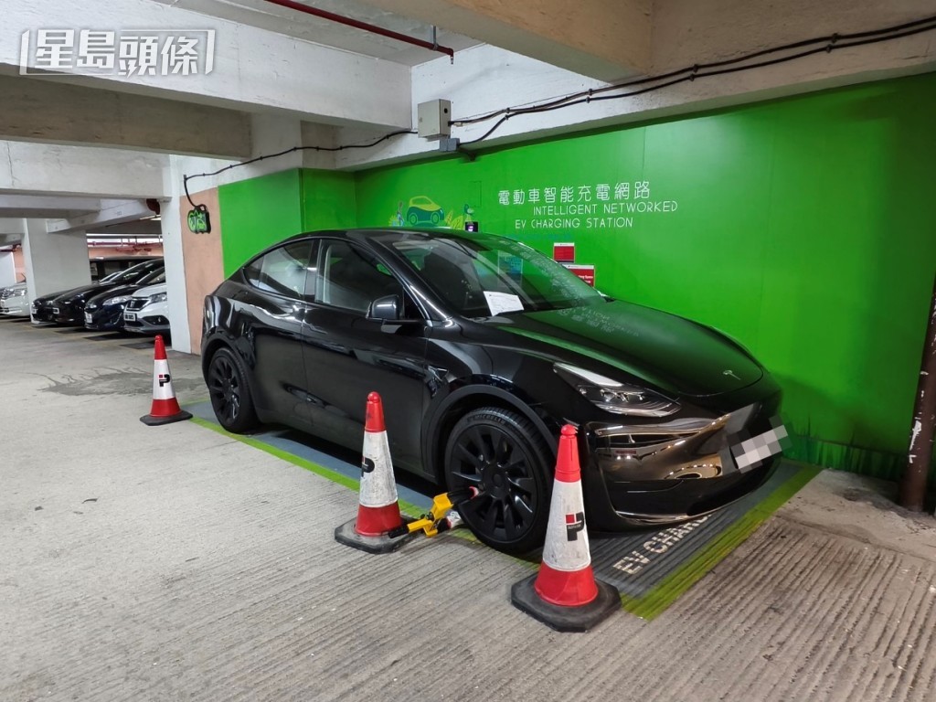 紅磡站停車場內有車輛長時間霸佔充電位被鎖。圖中車輛與事件無關。尹敬堂攝