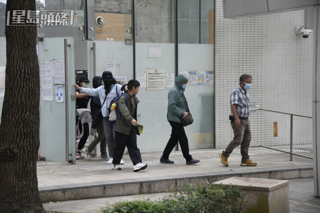 家屬認屍後離開殮房。 家屬認屍後離開殮房。
