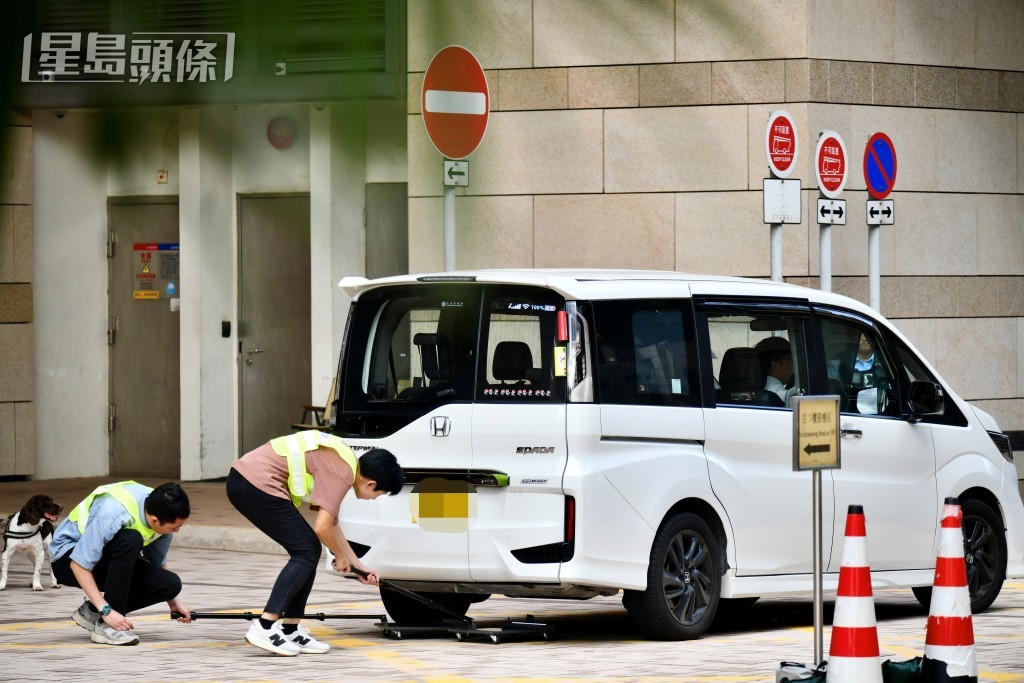 安檢包括查車。盧江球攝 安檢包括查車。盧江球攝