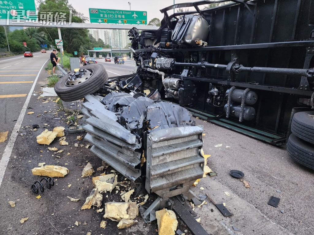 貨車撼防撞欄翻側。黎志偉攝 貨車撼防撞欄翻側。黎志偉攝