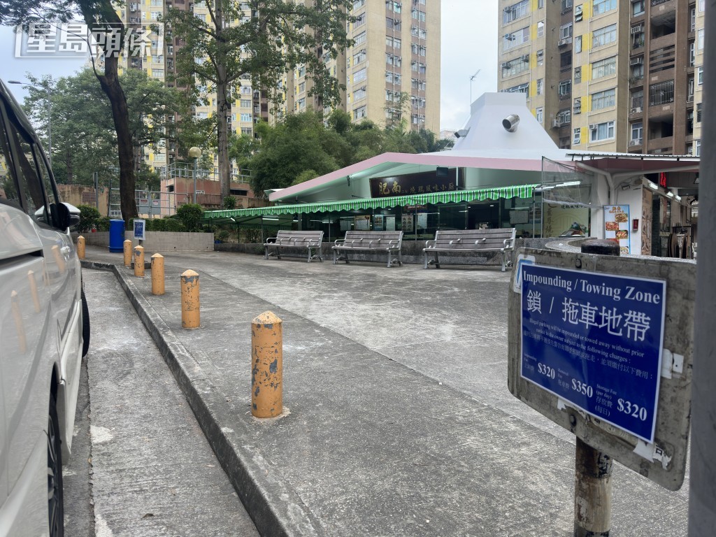 案發現場樹立告示牌，列明是鎖車地帶。梁國峰攝