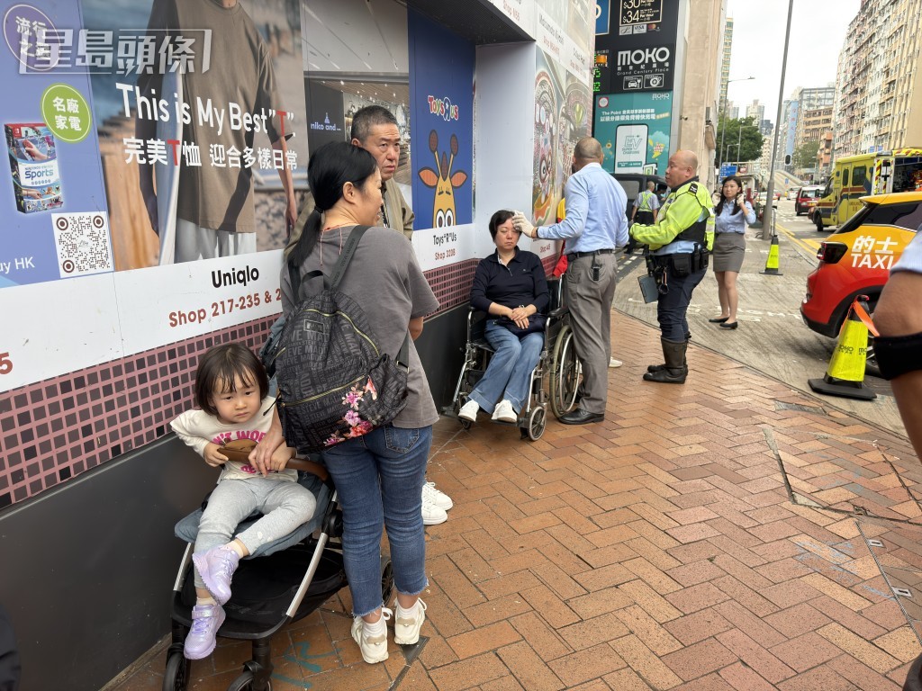 女子坐在輪椅上，額頭受傷。