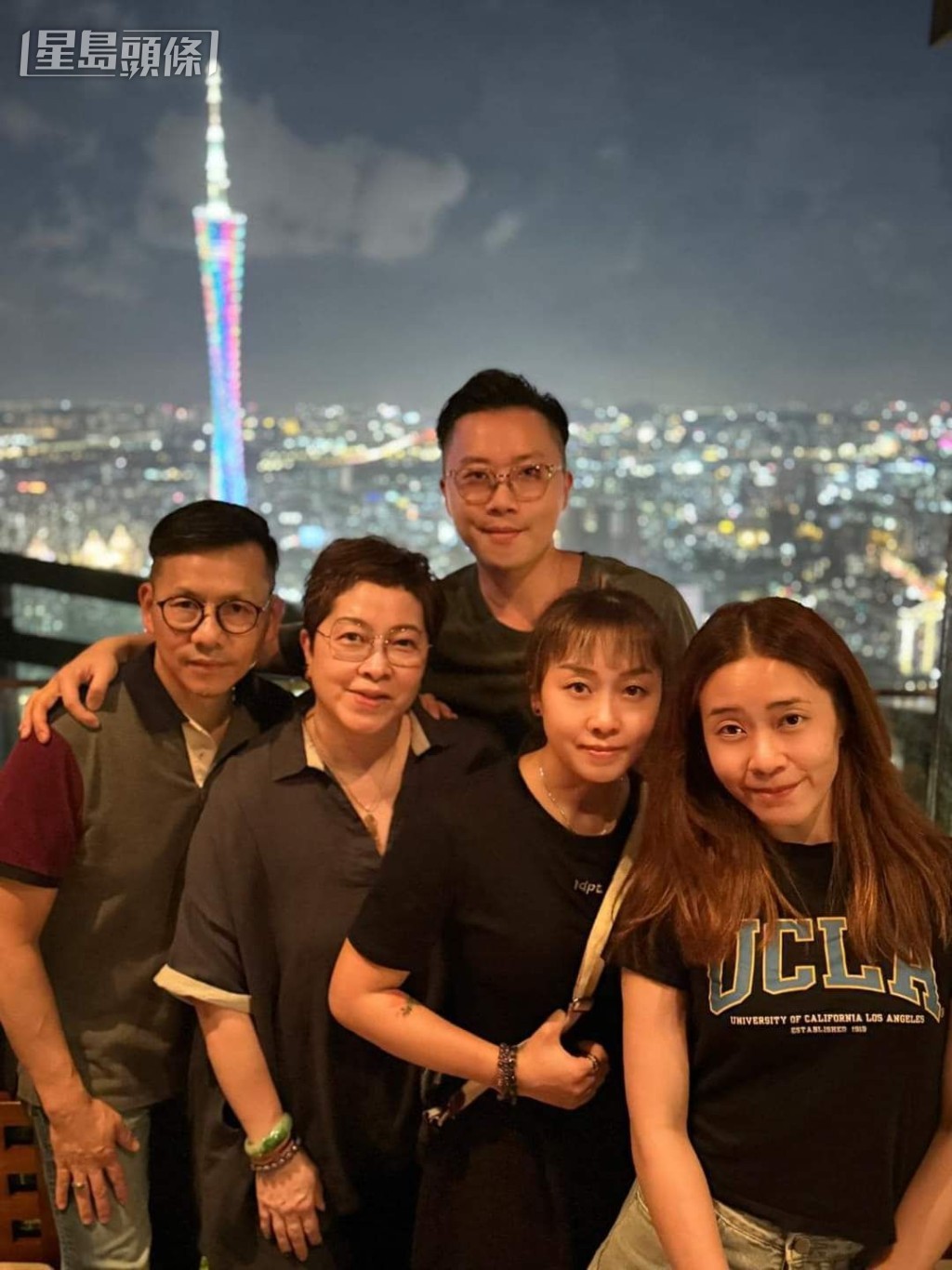 全哥近幾天與太太,及兒女一起北上廣州。 全哥近幾天與太太,及兒女一起北上廣州。