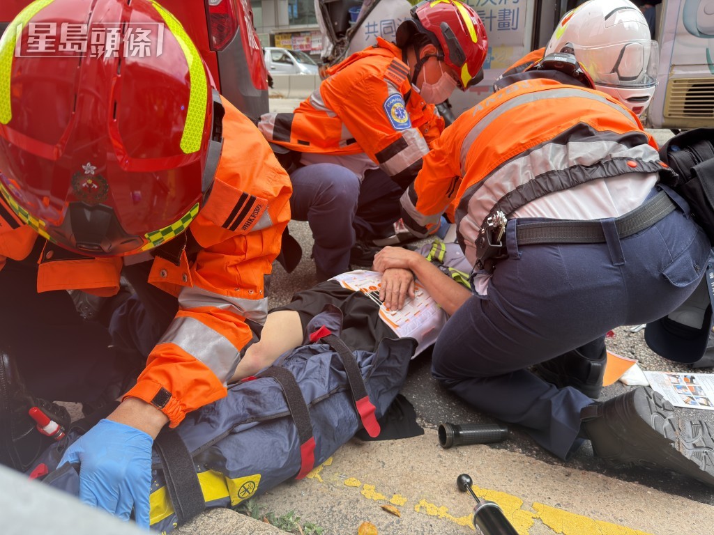 救護員為保安員急救。