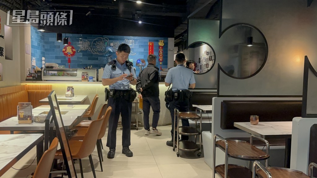 警員在店內調查。 警員在店內調查。