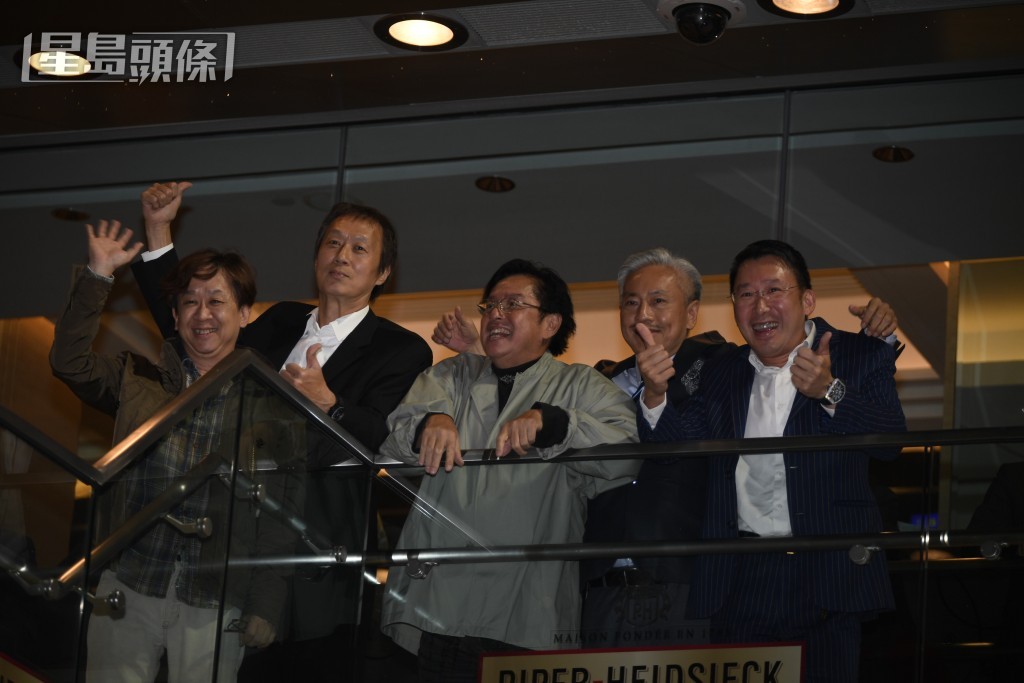 陳錫元(右二) 與人稱「譚校長」的譚詠麟 (中) 、鄧兆榮校長等好朋友，一起合夥養有的「萬眾開心」