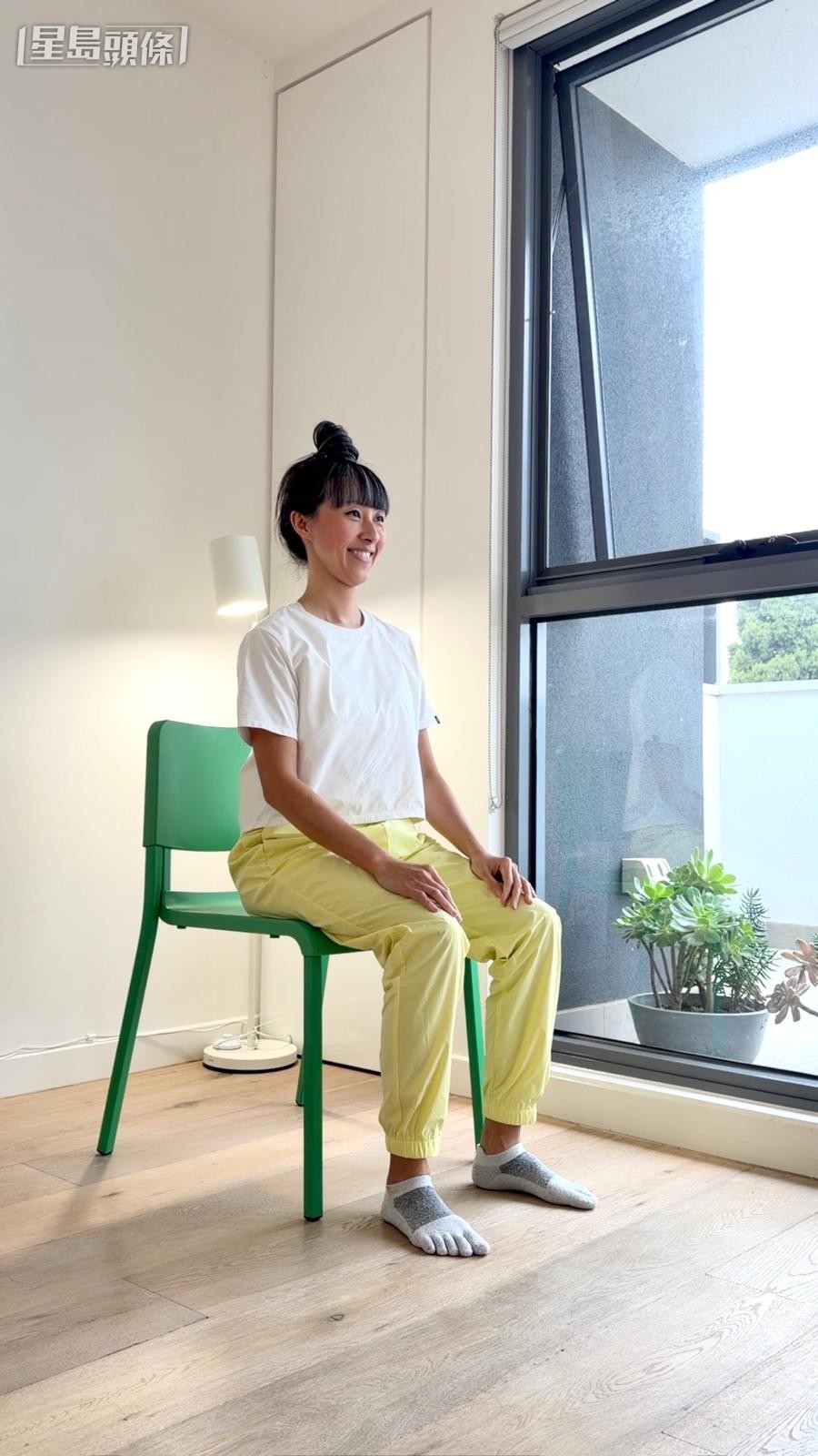 放松腹部练习｜3. 打开身体前侧：找一个舒服的位置，可以站着、跪着，或者利用椅背、瑜伽垫上的支撑进行。（图片由受访者提供）