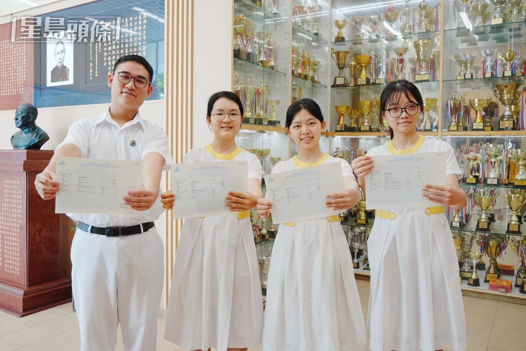 王苑廷(左2)開心地與同學一同高舉成績單。汪旭峰攝 王苑廷(左2)開心地與同學一同高舉成績單。汪旭峰攝