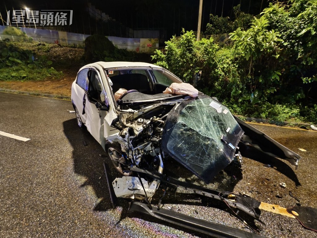 挂P牌白色本田私家车亦严重损毁。尹敬堂摄