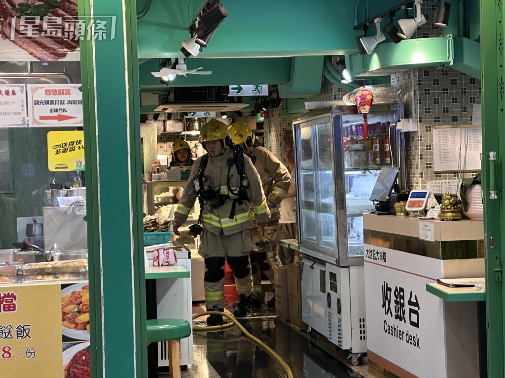 消防將火救熄，並在食肆內調查。梁國峰攝