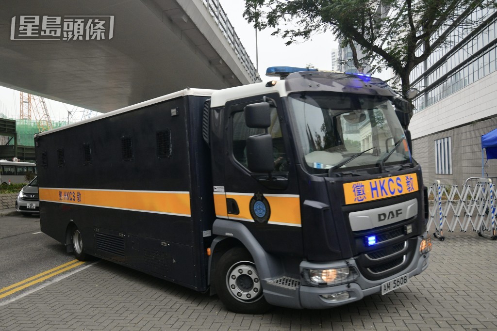 囚车今早将陈沛敏送到西九法院。欧乐年摄 囚车今早将陈沛敏送到西九法院。欧乐年摄