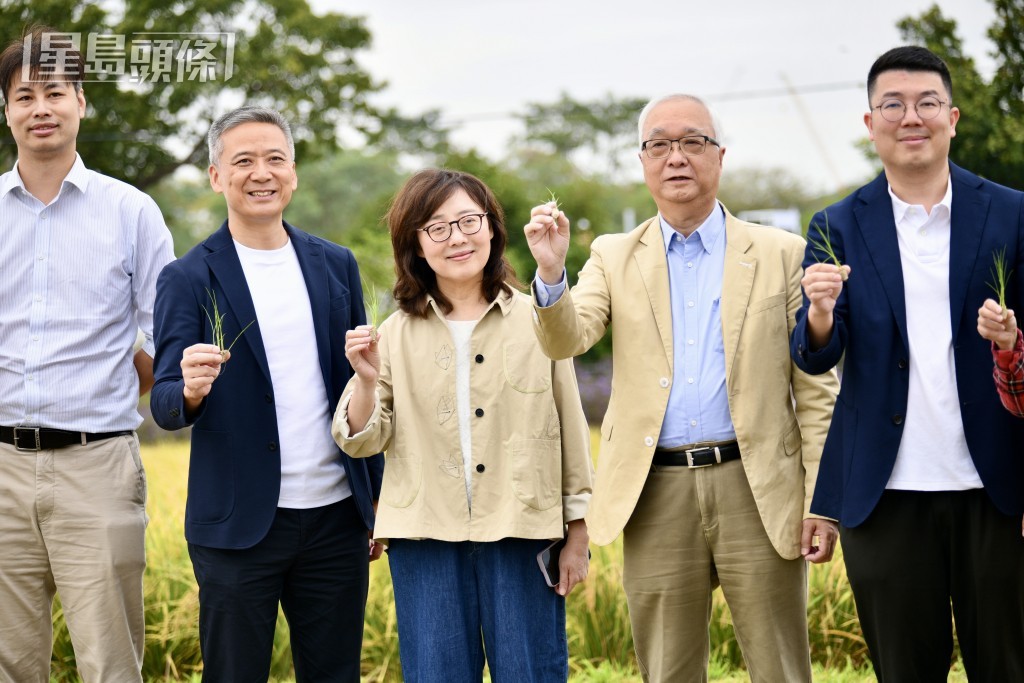 發展局局長甯漢豪(中)及環境及生態局局長謝展寰(右二)參觀公園。資料圖片