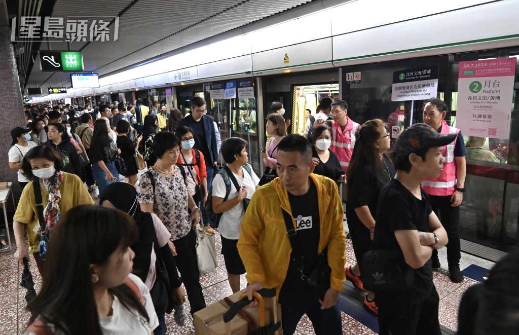早上9點半後太子站月台人流逐漸增多。陳極彰攝 早上9點半後太子站月台人流逐漸增多。陳極彰攝