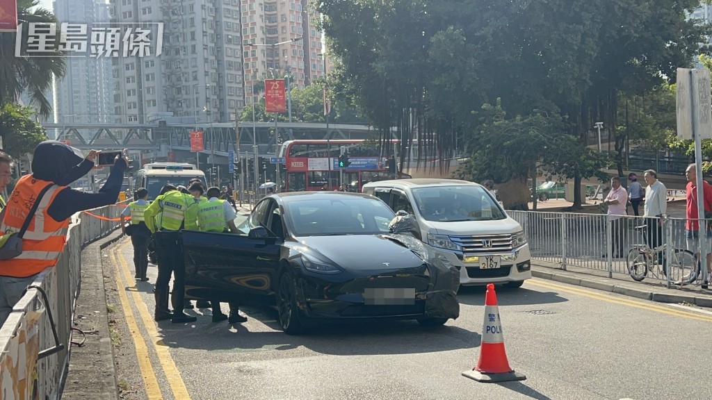 Tesla撞倒過路女學生。林思明攝