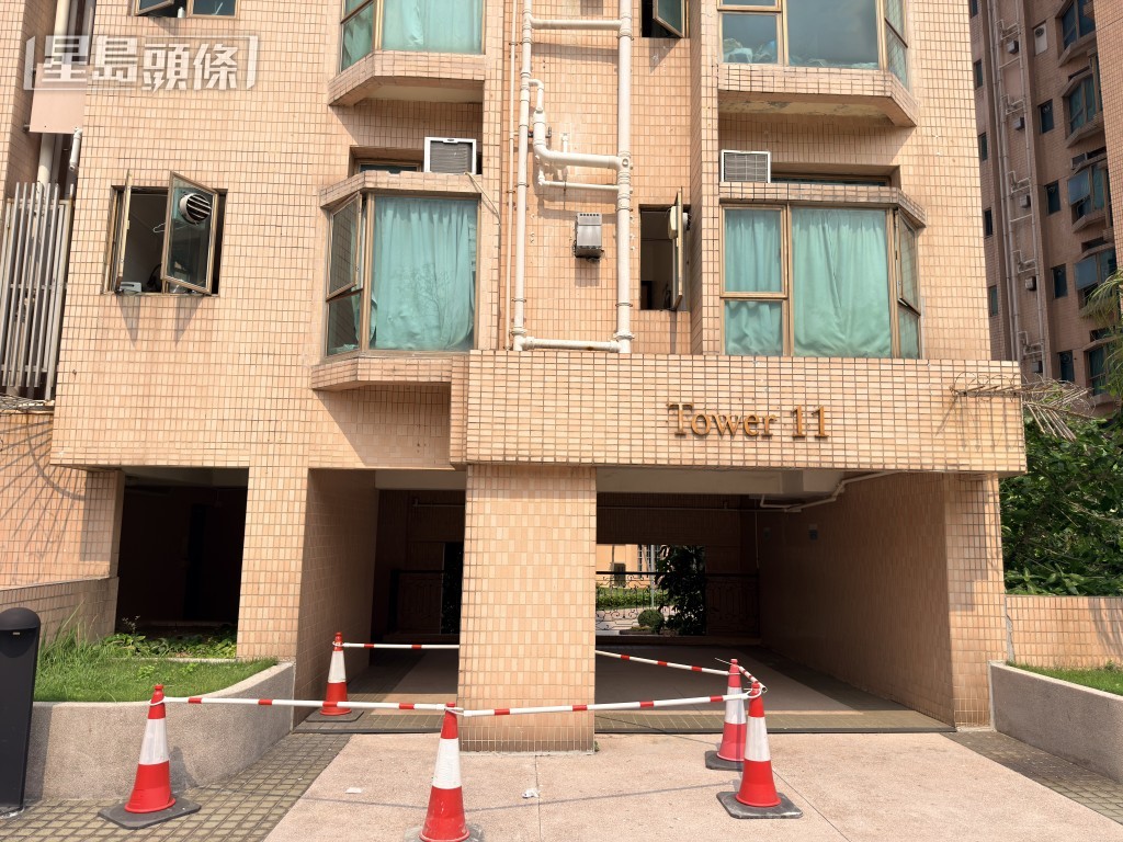 青年由一樓廁所窗爬出單位期間失足墮平台。梁國峰攝