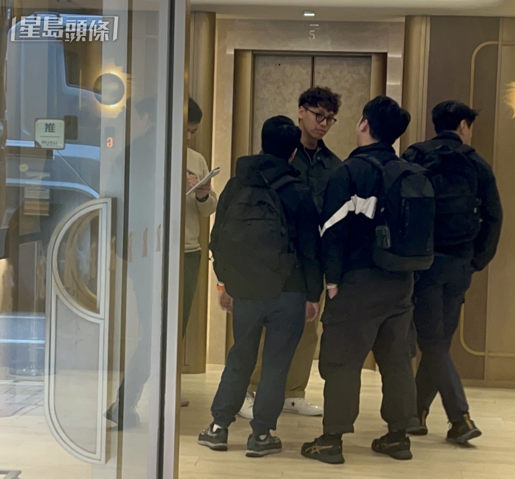 警員在大廈大堂調查案件。楊偉亨攝