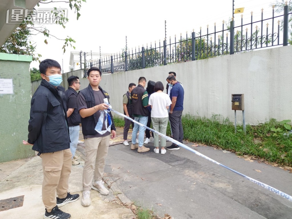 警方将疑犯押解到飞鹅山重组案情。