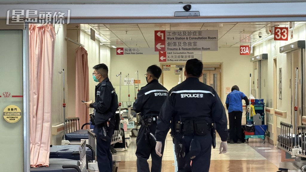 警員在醫院調查。 警員在醫院調查。