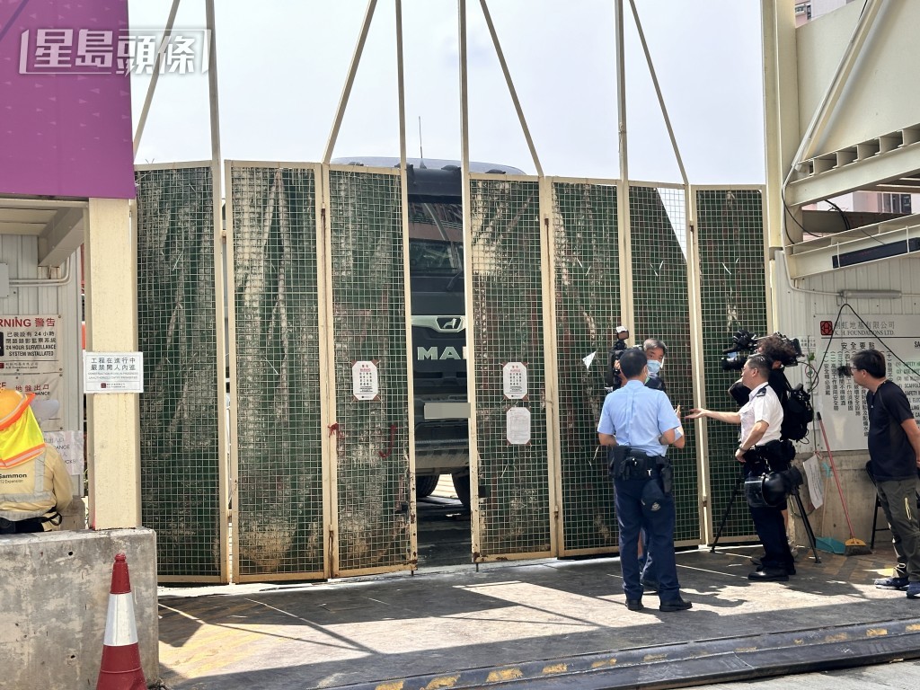 警方在地盤調查。 警方在地盤調查。