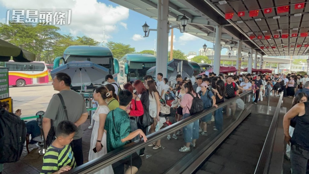 深圳灣口岸內地旅客眾多,車站大排長龍。 深圳灣口岸內地旅客眾多,車站大排長龍。