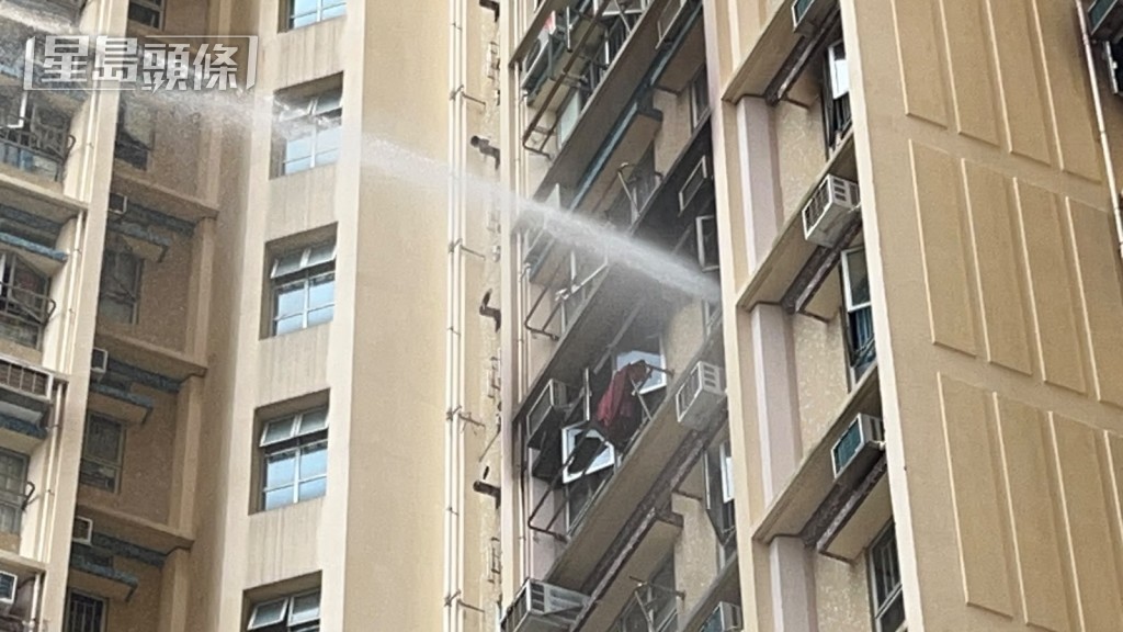 消防射水灌救。蔡楚輝攝 消防射水灌救。蔡楚輝攝