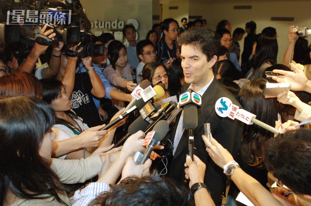 David Webb在2007年多次公開要求股東反對兩鐵合併，圖為當時他出席地鐵公司股東特別大會表決合併議案現場。