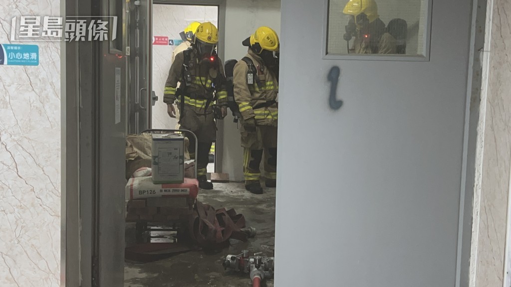 消防員開喉將火救熄。蔡楚輝攝