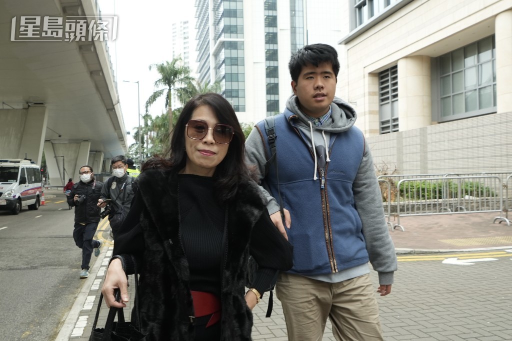 黎智英妻子李韻琴（左）與兒子到庭旁聽。劉駿軒攝