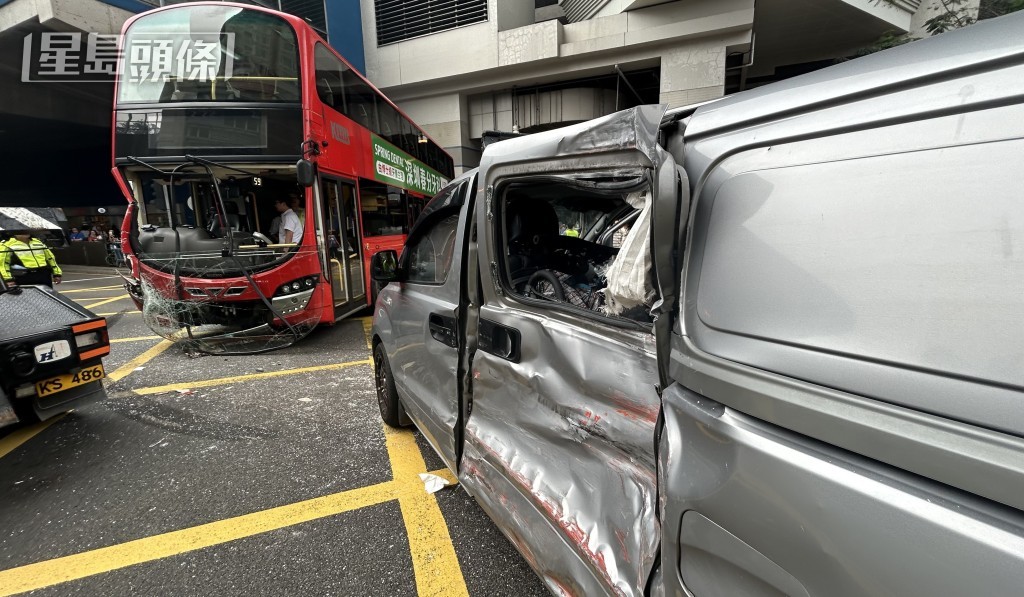 客貨車車身損毀。 客貨車車身損毀。