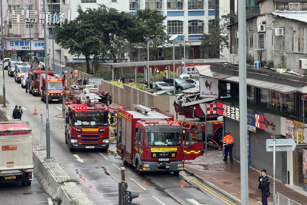 荃樂大廈火警，消防到場灌救。盧江球攝