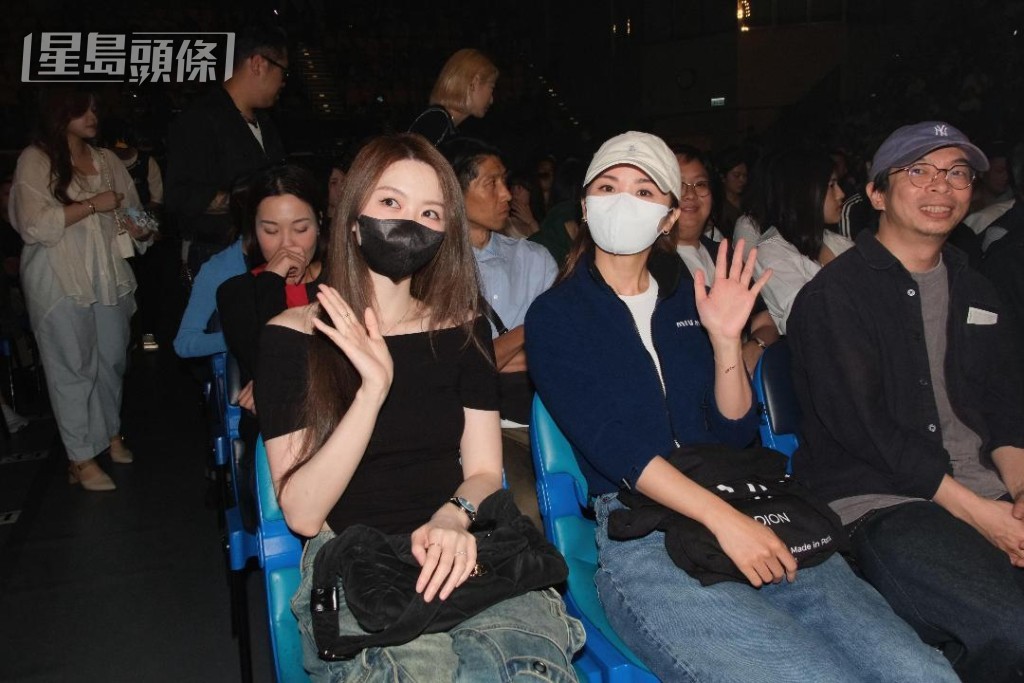 蔡卓妍、曾樂彤打招呼。