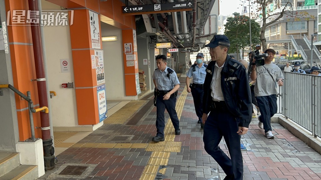 警員上樓調查。梁國峰攝