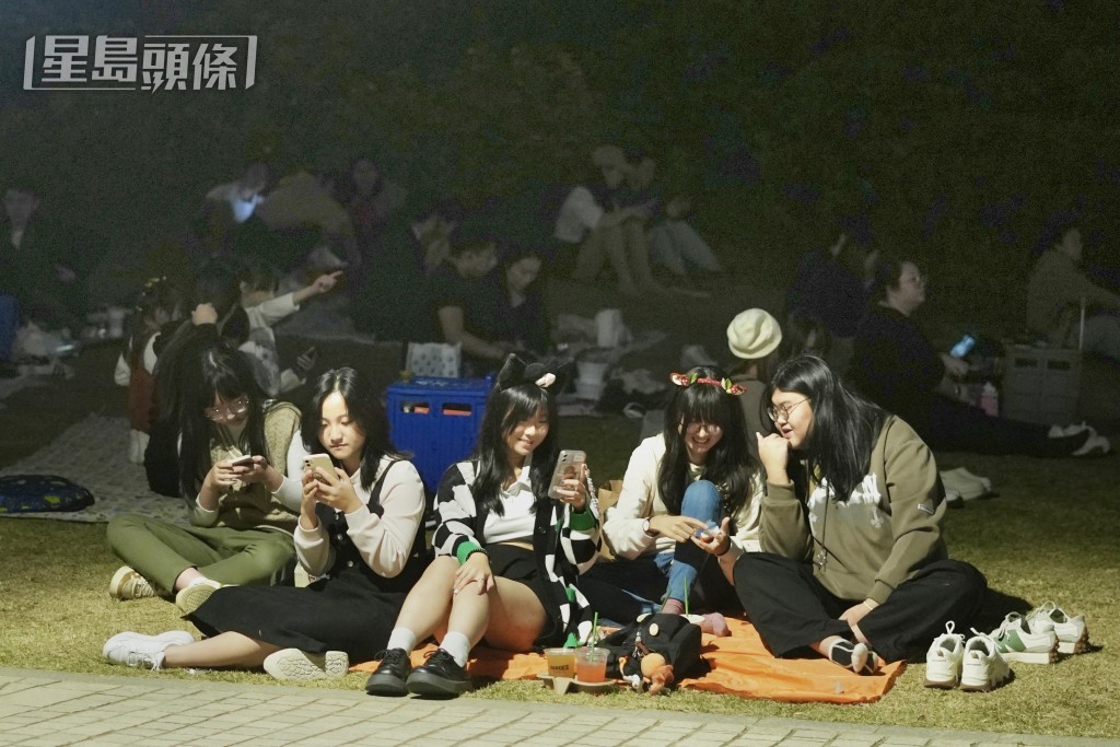 大批市民聚集西九文化區海旁等待除夕煙花。劉駿軒攝 大批市民聚集西九文化區海旁等待除夕煙花。劉駿軒攝