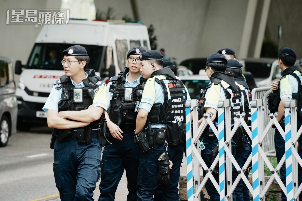 警方法院外戒備。