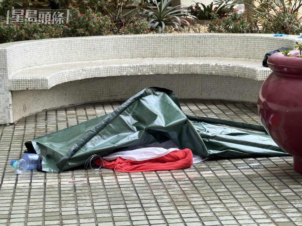 男子墮樓當場死亡。梁國峰攝 男子墮樓當場死亡。梁國峰攝