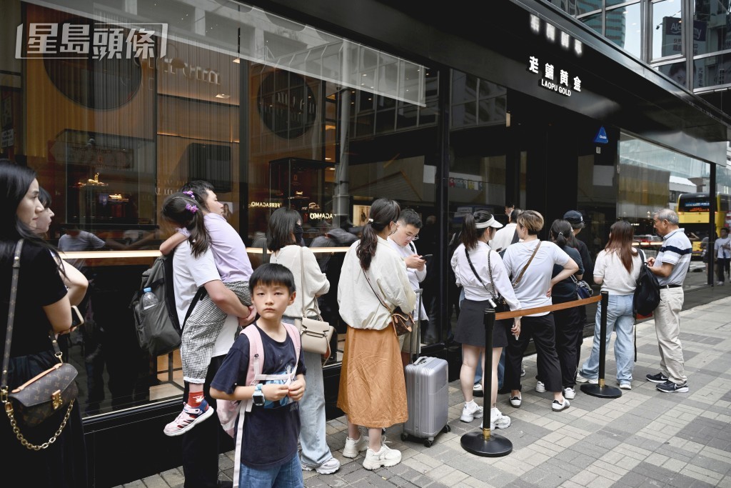 尖沙咀旅客人潮。資料圖片 尖沙咀旅客人潮。資料圖片