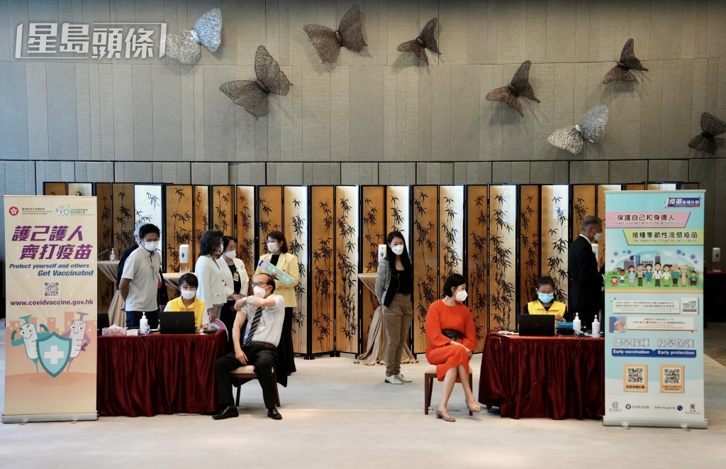 關日華呼籲接種疫苗。圖為立法會「接種季節性流感疫苗和2019冠狀病毒病疫苗活動」。資料圖片