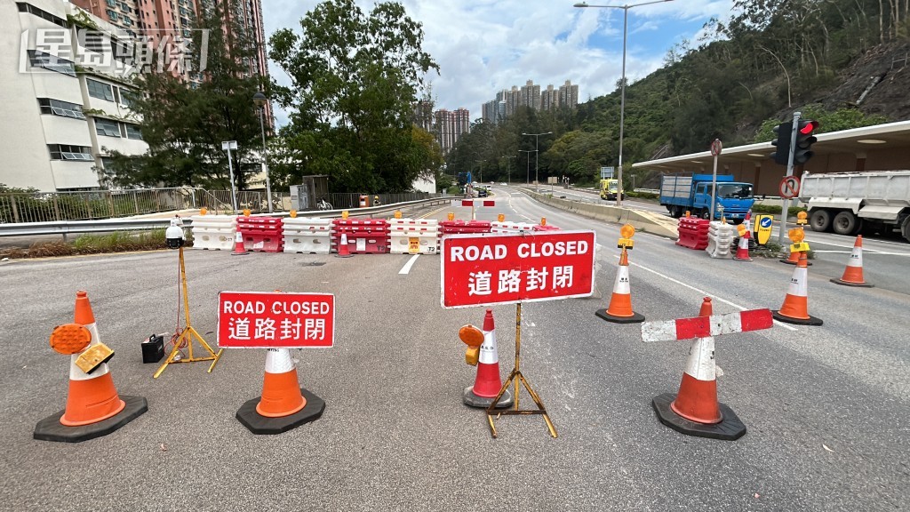 現場封路,往將軍澳隧道九龍方向的車輛須左轉入蓬萊徑。林思明攝 現場封路,往將軍澳隧道九龍方向的車輛須左轉入蓬萊徑。林思明攝